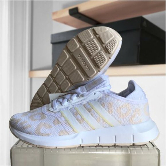 Adidas Swift Run Women's Sneaker Size 5.5 - Picture 2 of 11